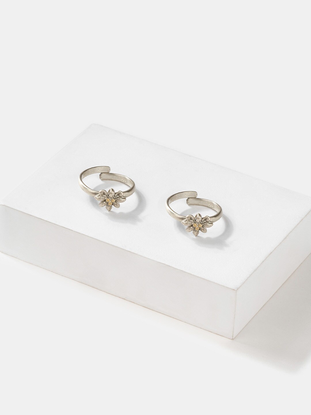 

SHAYA Mahile 925 Silver-Plated & Flower Detail Toe Rings