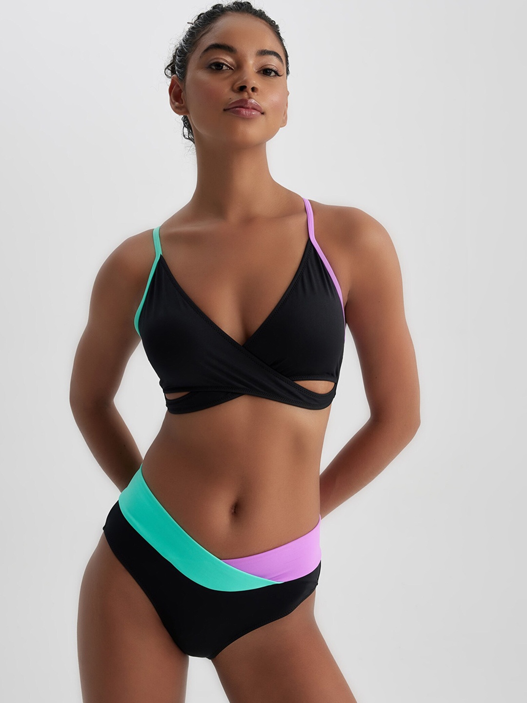 

DeFacto Colourblocked Mid-Rise Bikini Briefs, Black