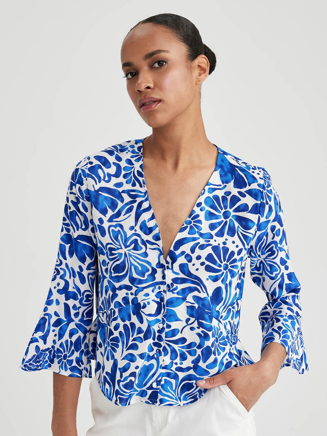 

DeFacto Floral Printed V-Neck Bell Sleeves Top, Blue