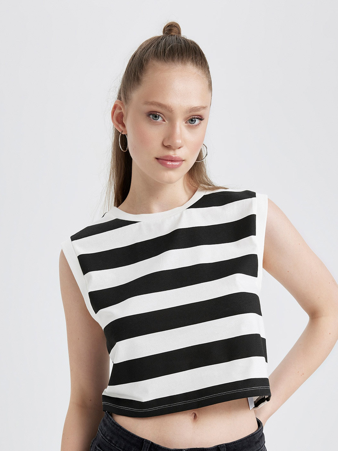 

DeFacto Horizontal Striped Pure Cotton Crop Top, Black