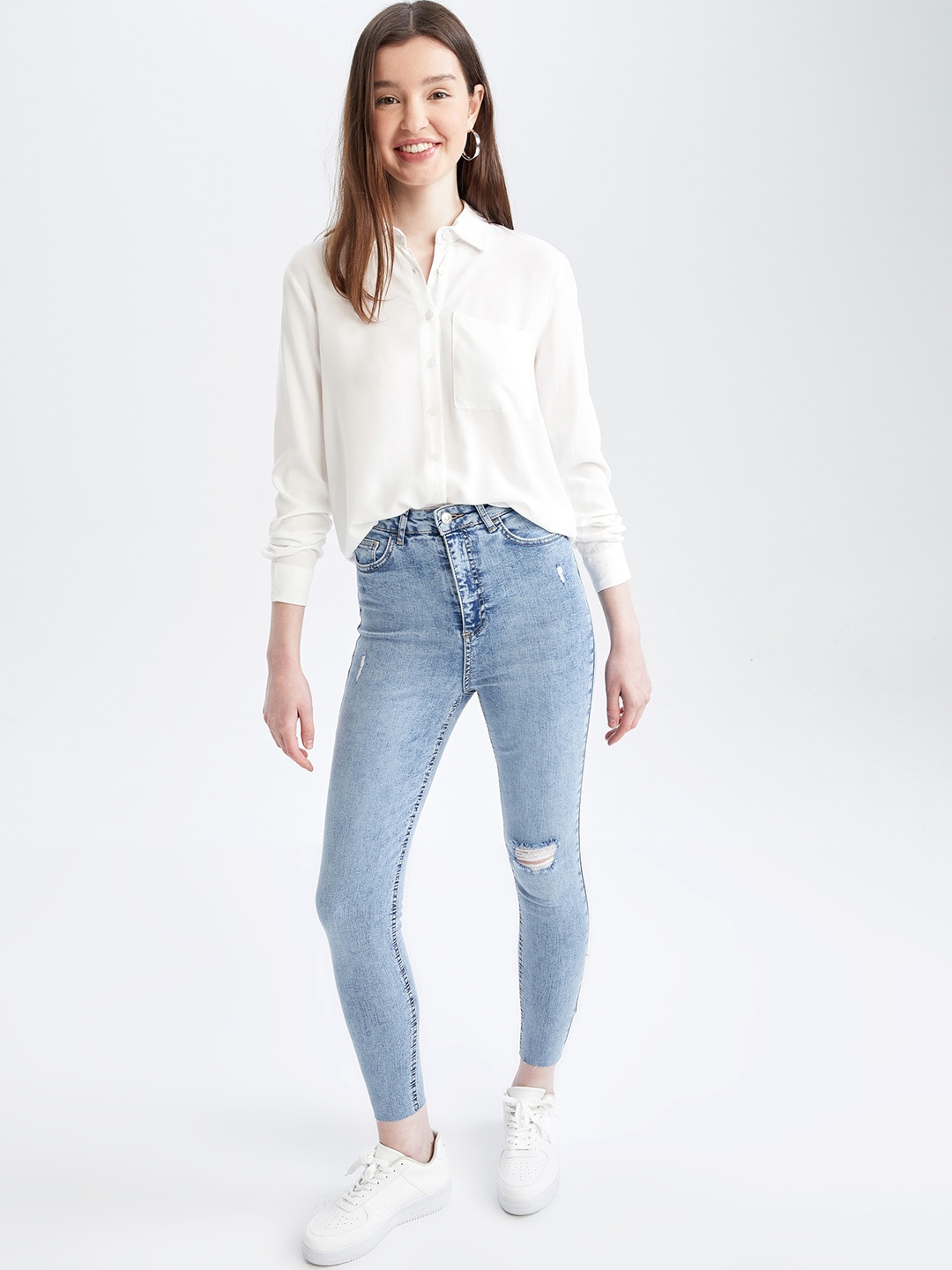 

DeFacto Women Mildly Distressed Cropped Stretchable Jeans, Na