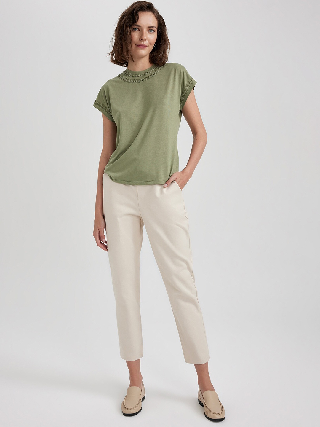 

DeFacto Women Mid-Rise Cropped Pure Cotton Regular Trousers, Cream