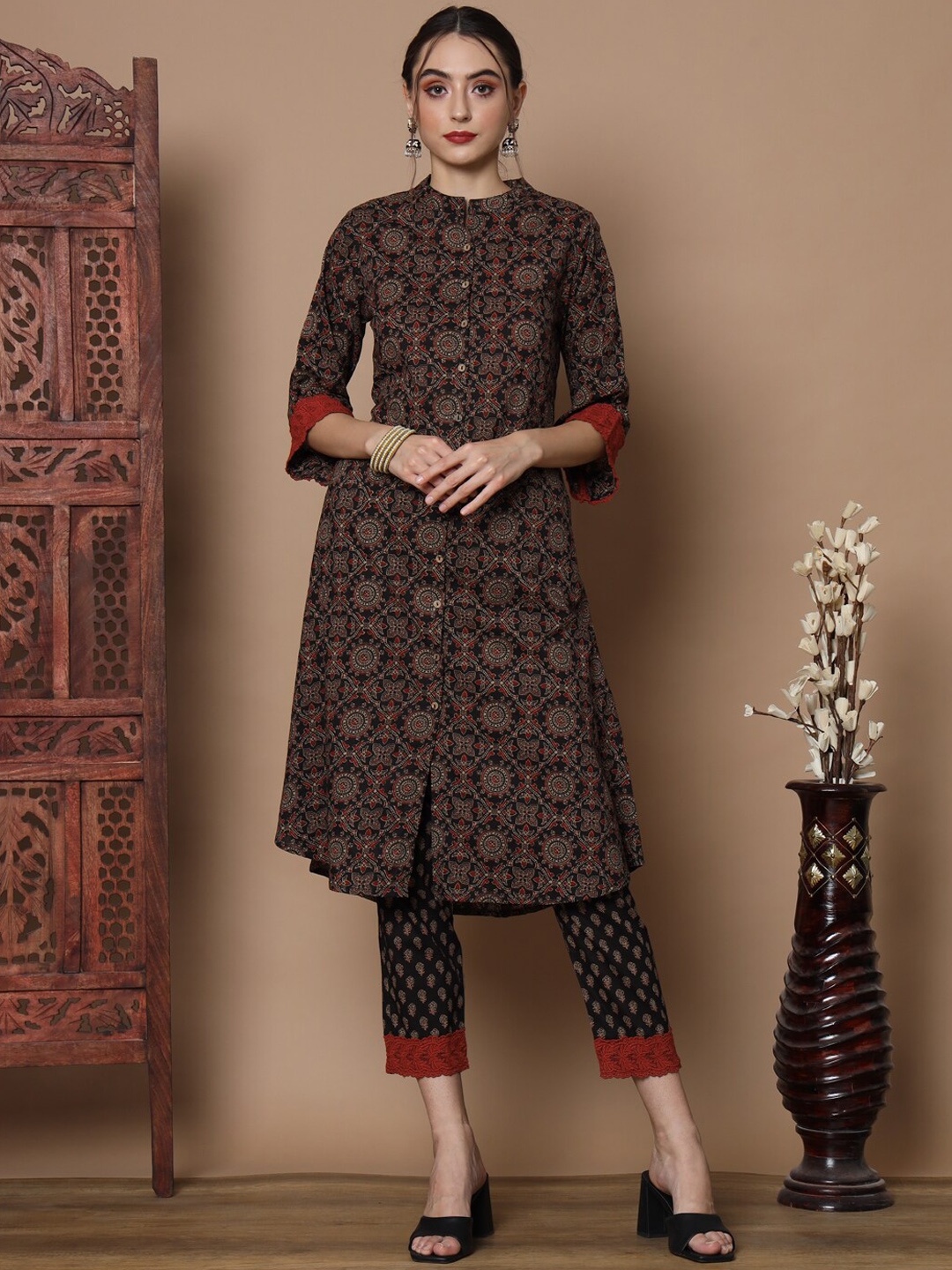 

Myshka Ethnic Motifs Printed Band Collar Pure Cotton Kurta with Trousers, Black