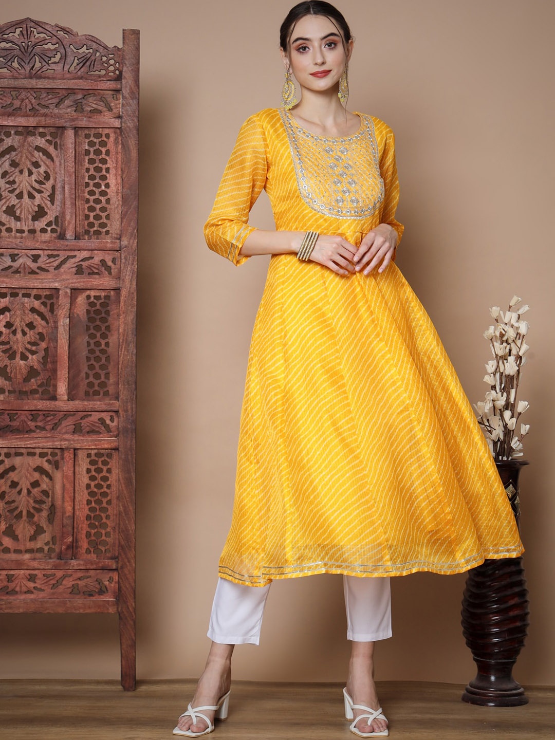 

Myshka Leheriya Printed Thread Work Anarkali Kurta, Yellow