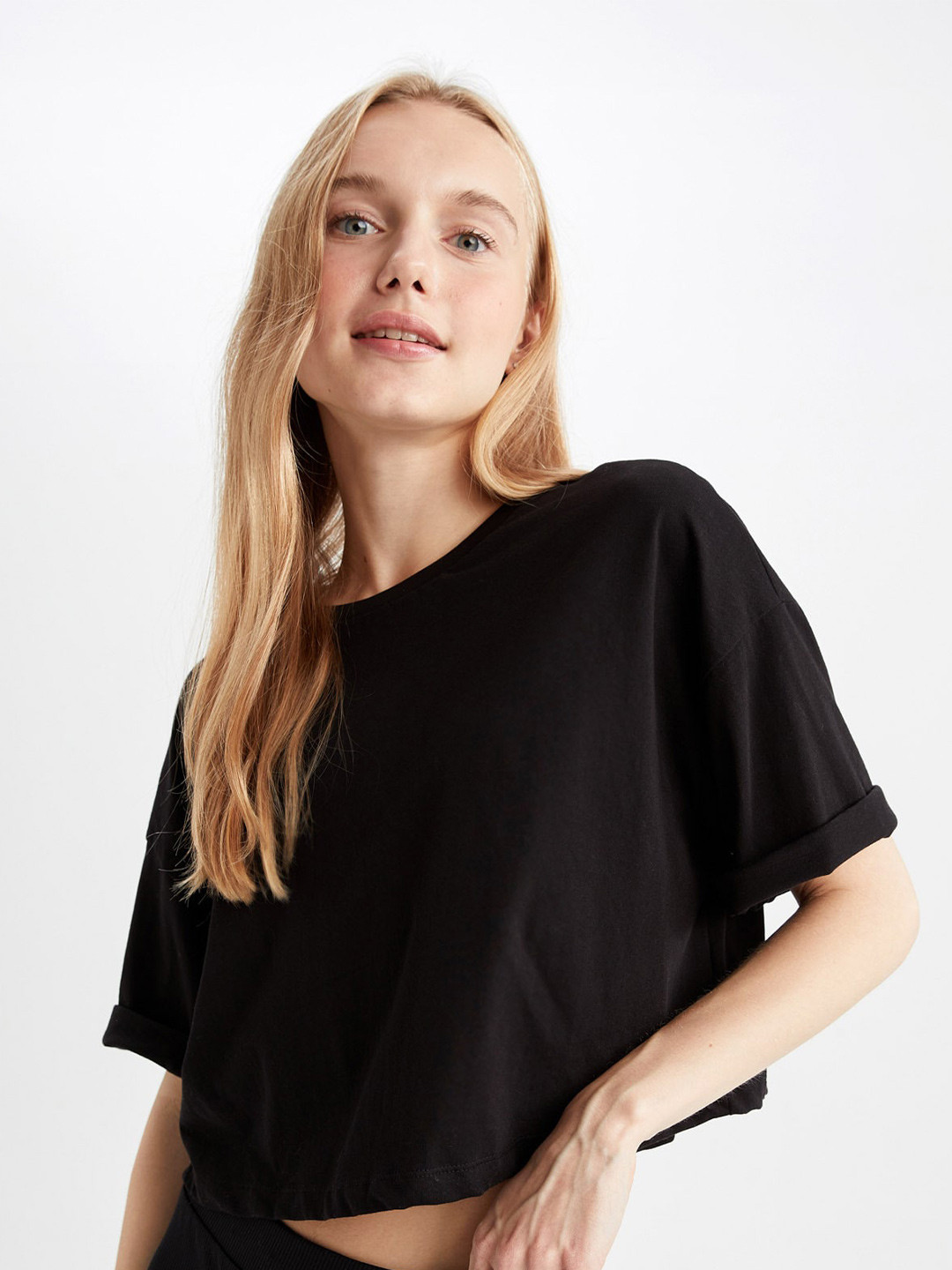 

DeFacto Round Neck Drop-Shoulder Sleeves Crop T-shirt, Black