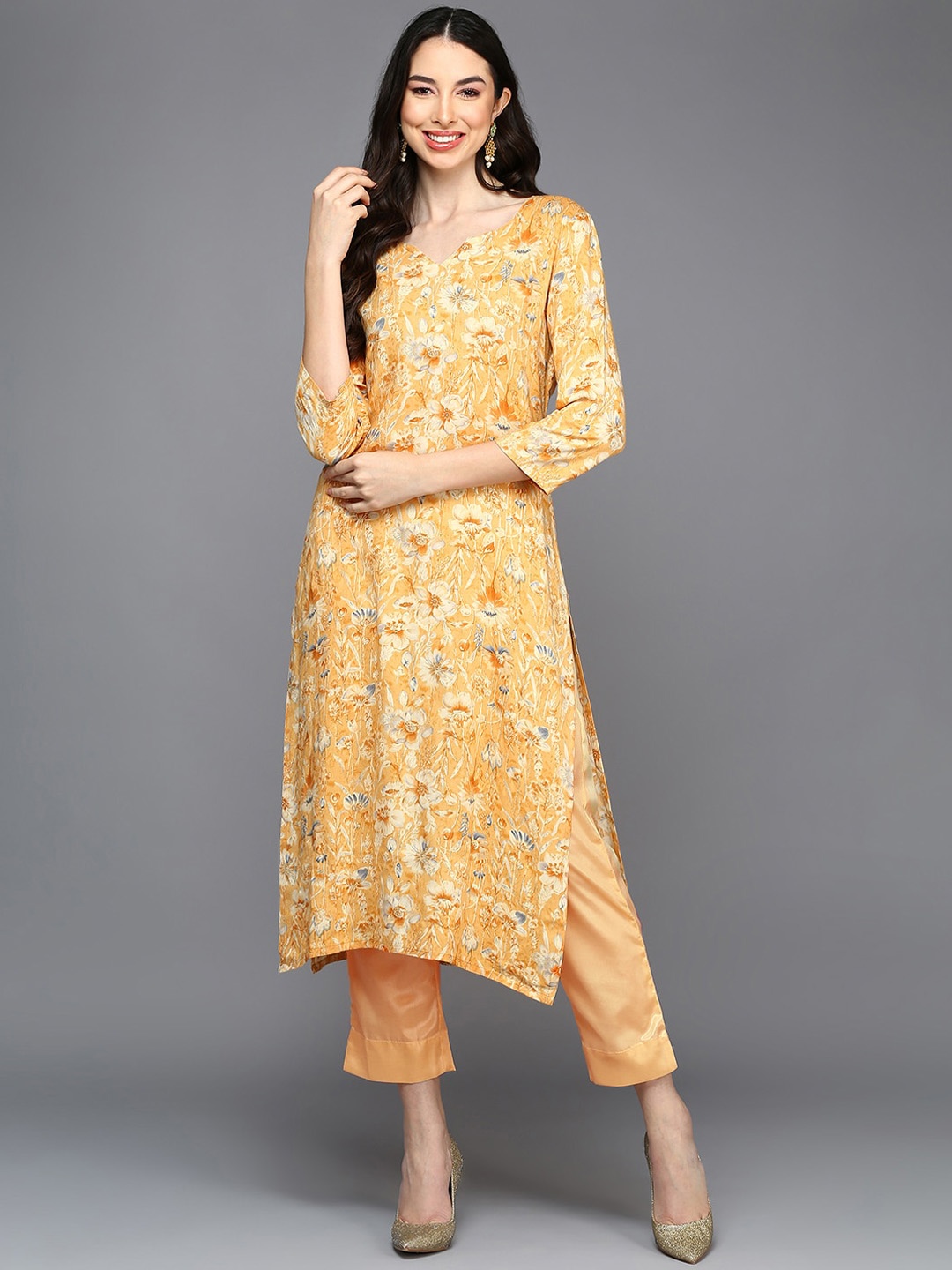 

AHIKA Floral Printed Round Neck Straight Kurta, Yellow