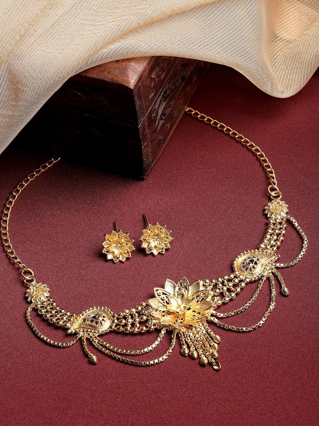 

Aazeen Gold Plated Lotus Flower and Paisley Shaped Jewellery Set