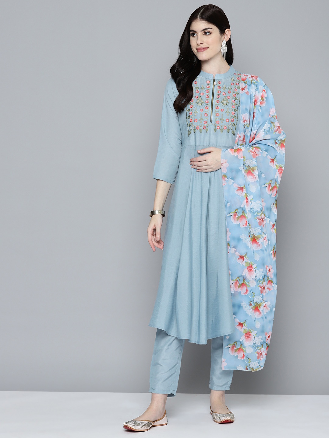

Jompers Women Embroidered Thread Work Kurta & Trousers With Dupatta, Blue