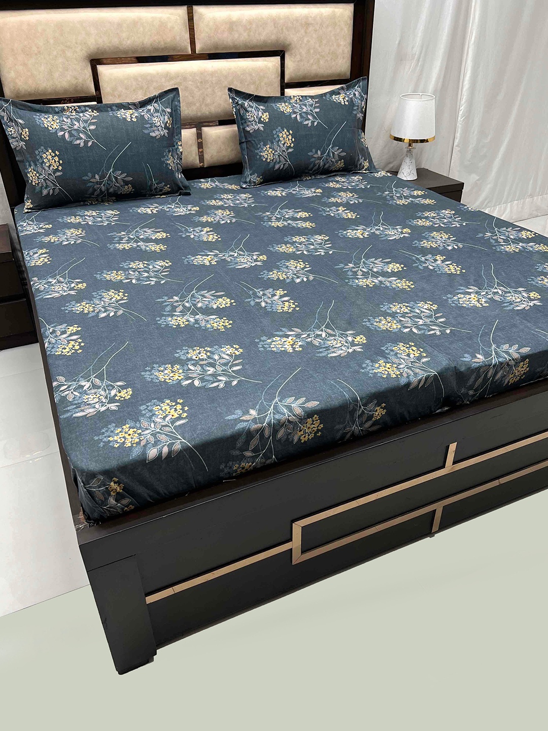 

Pure Decor Leisure Fur Blue & White Floral 250 TC King Bedsheet With 2 Pillow Covers