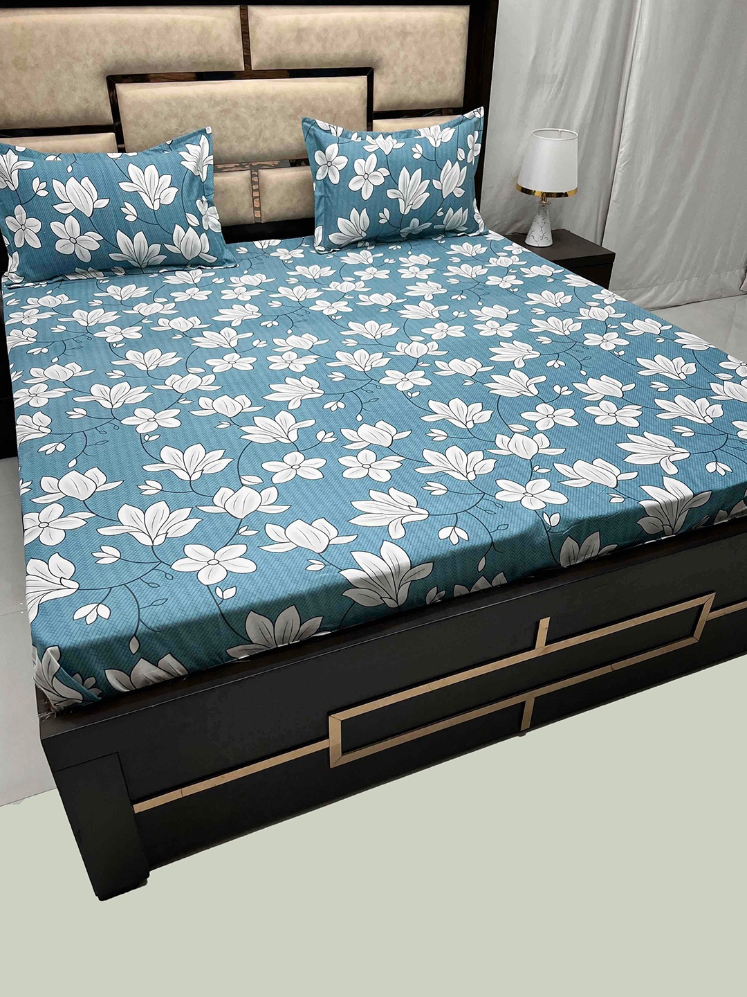 

Pure Decor Leisure Fur Blue & White Floral 250 TC King Bedsheet With 2 Pillow Covers