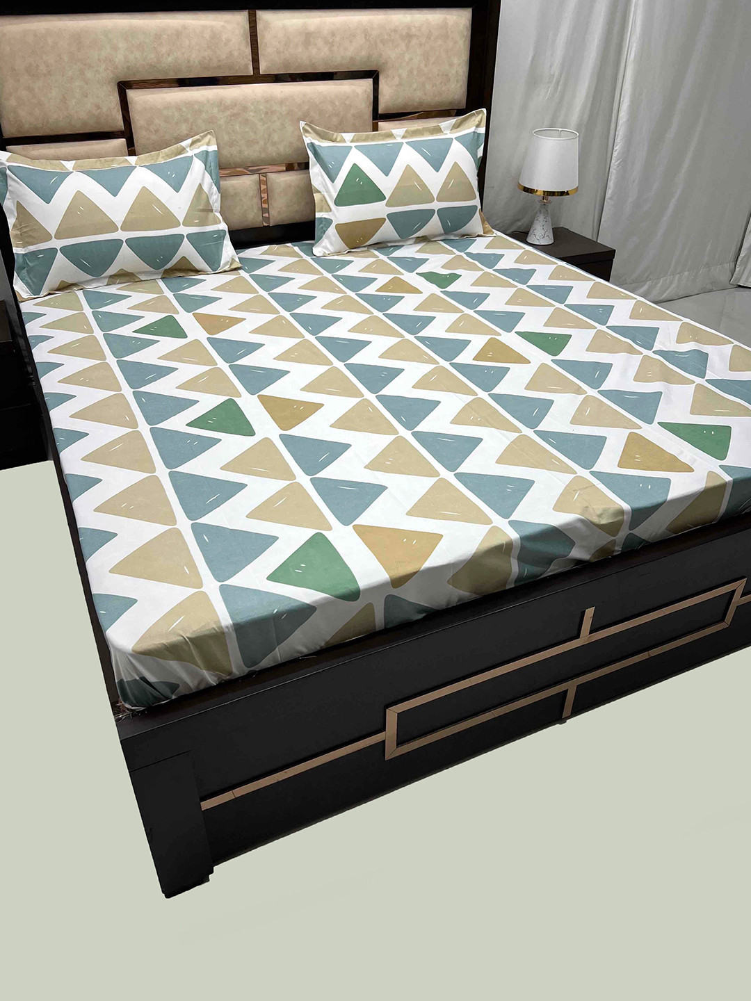 

Pure Decor Leisure Fur White Geometric Poly Cotton 250 TC King Bedsheet & 2 Pillow Covers