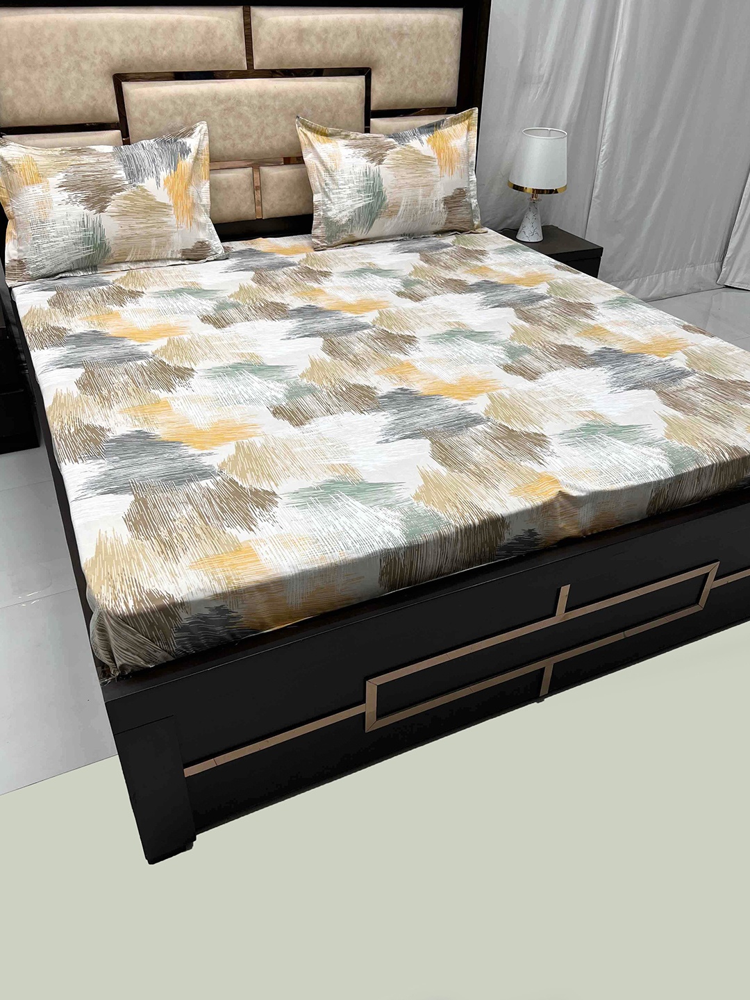 

Pure Decor Leisure Fur White & Black Printed 250 TC King Bedsheet with 2 Pillow Covers