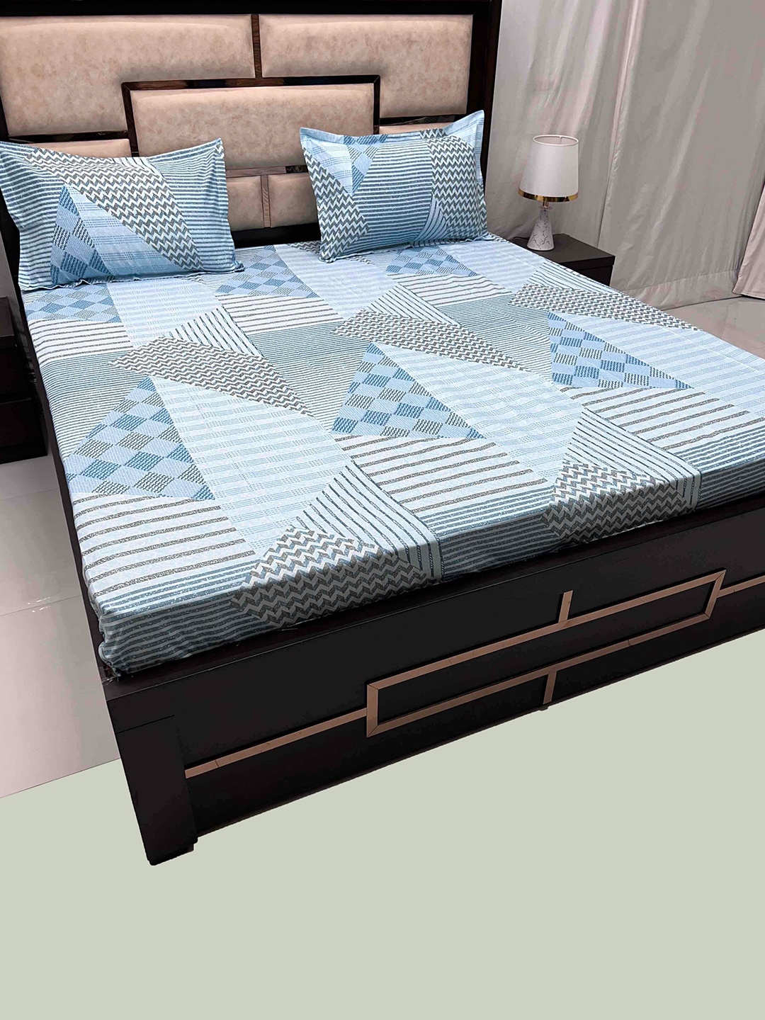 

Pure Decor Leisure Fur Blue & White Printed 250 TC King Bedsheet with 2 Pillow Covers