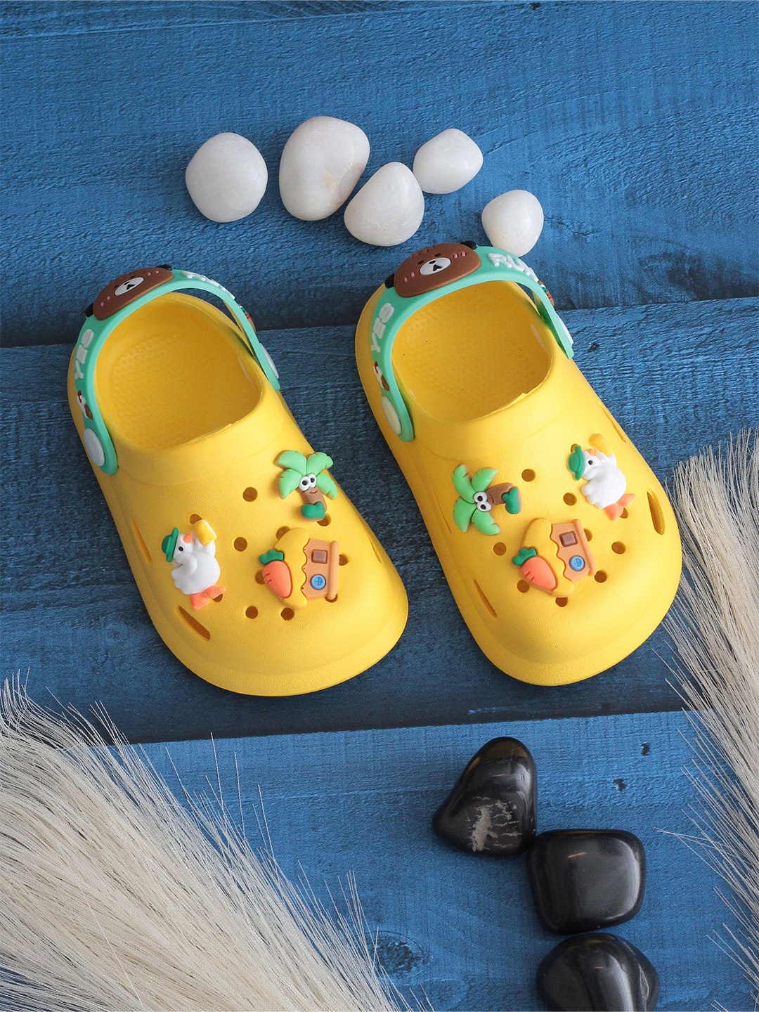 

Lil Lollipop Kids Cartoon Applique Anti-Slip Clogs, Yellow