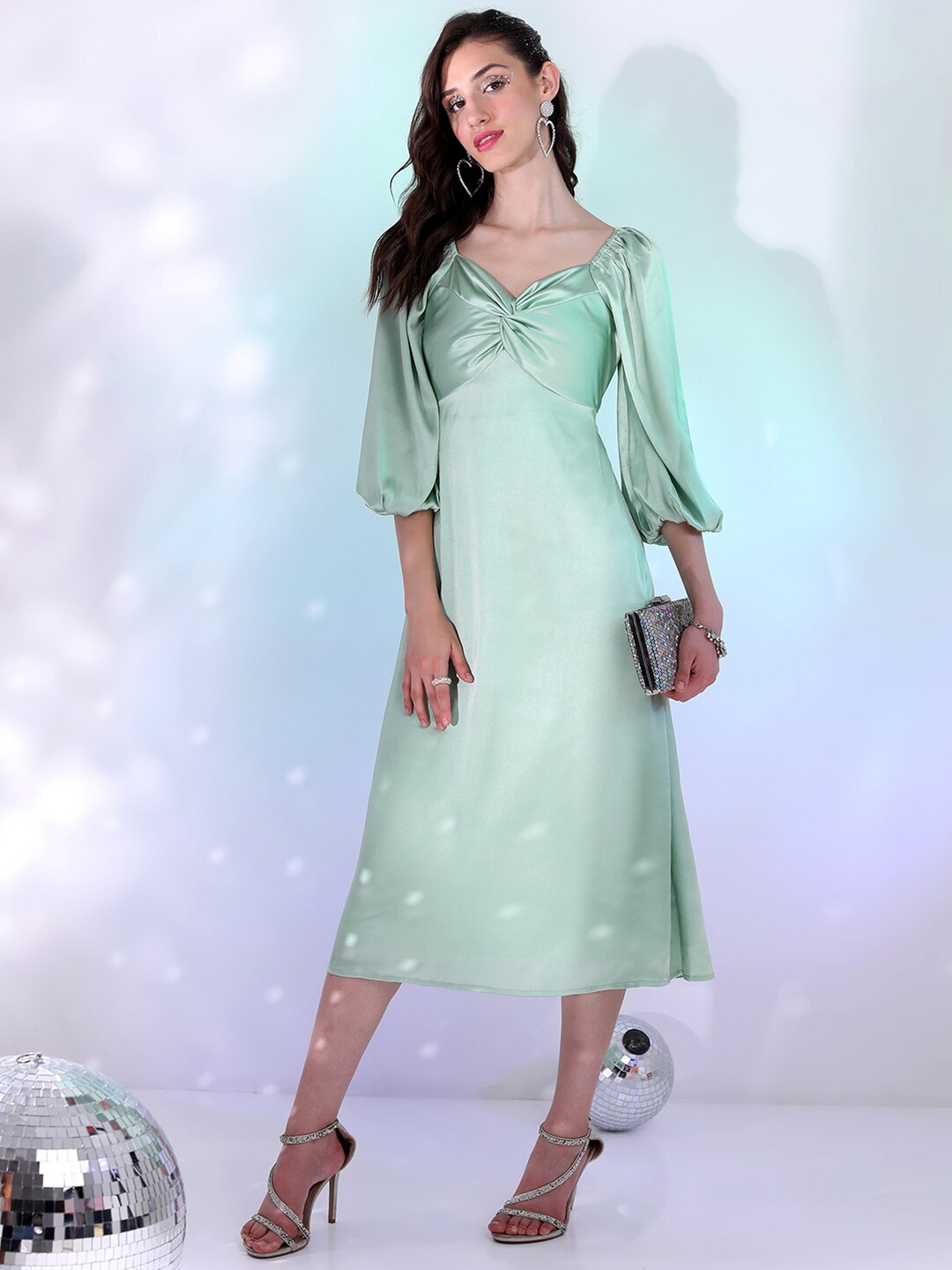

Tokyo Talkies Green Sweetheart Neck Puff Sleeves A-Line Midi Dress