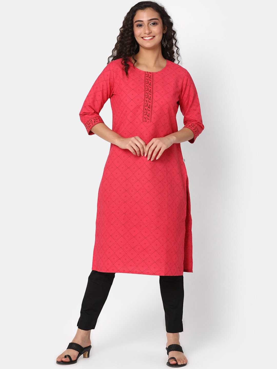 

V-Mart Geometric Printed Round Neck Straight Kurta, Pink