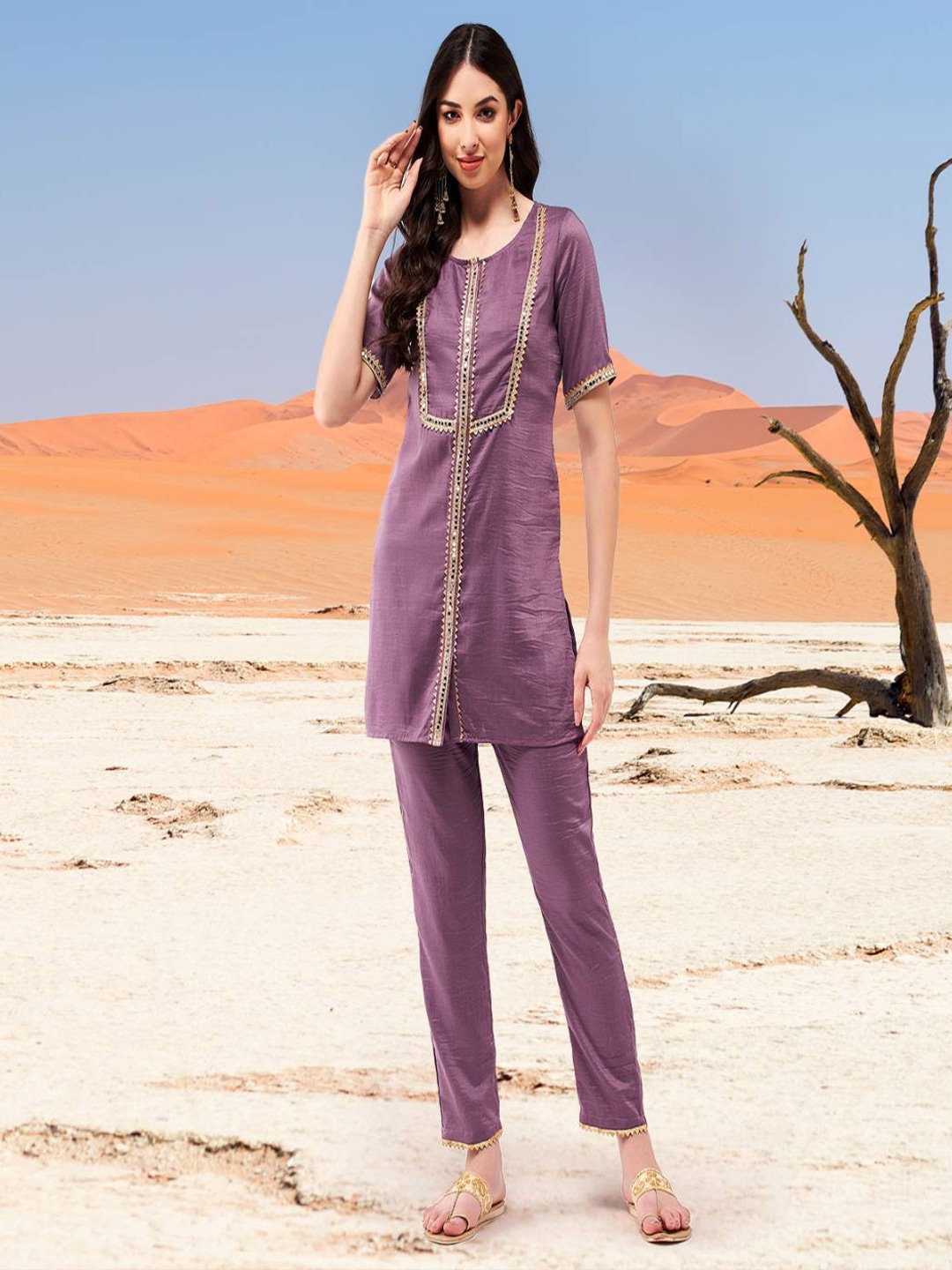 

Pannkh Gotta Patti Straight Kurta With Trousers, Purple