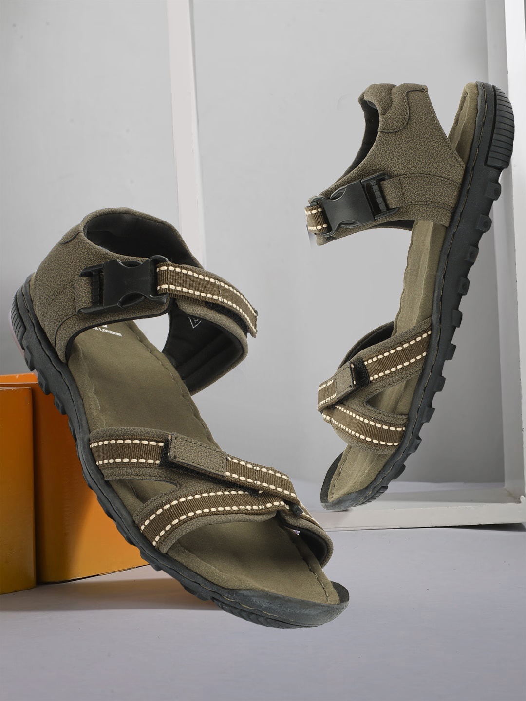 

Carlton London Men Buckled Sports Sandals, Olive