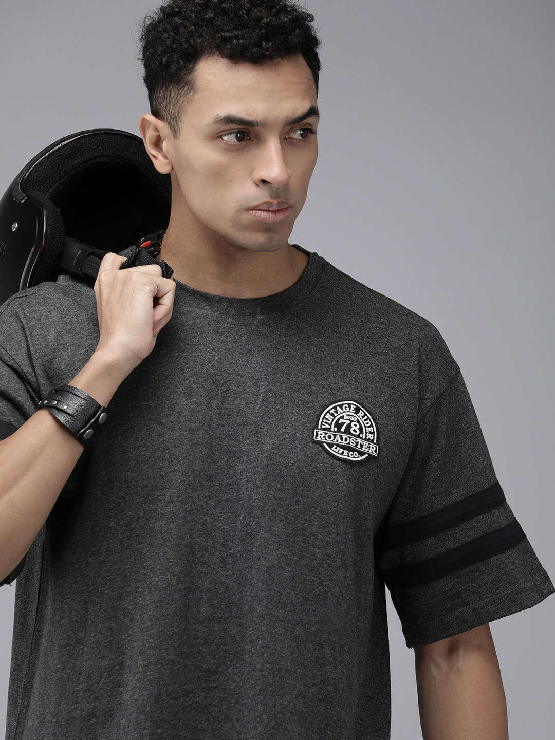 

Roadster Men Solid Applique T-shirt, Charcoal