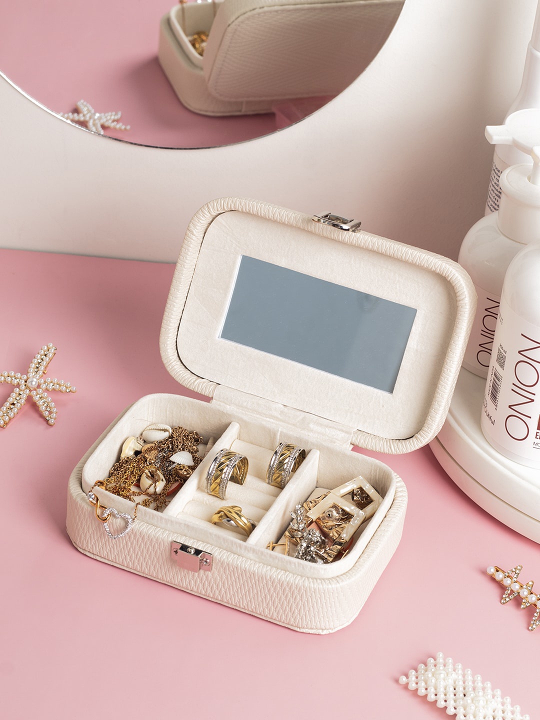 

MARKET99 Off White Self Design Jewellery Box