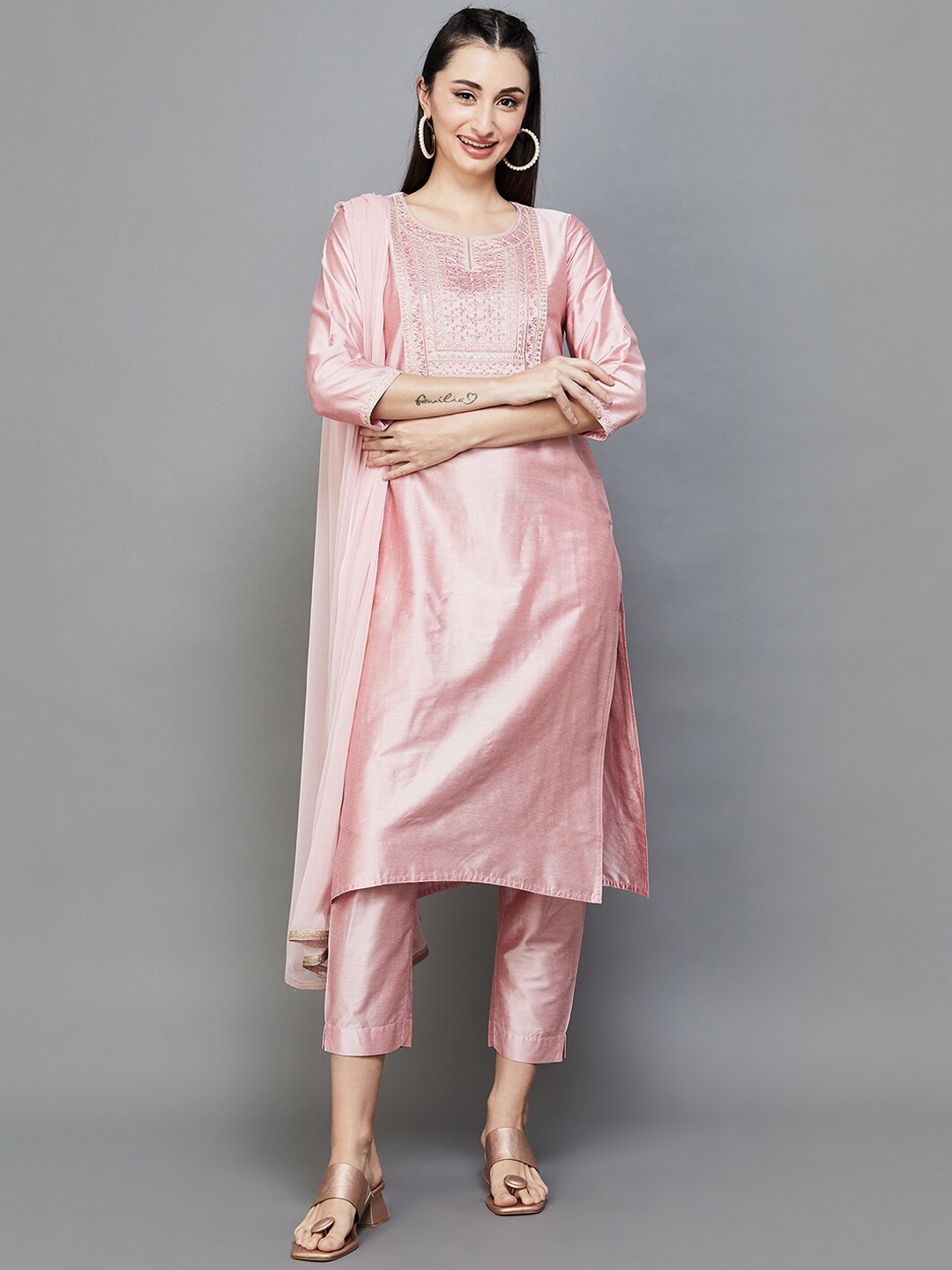 

Melange by Lifestyle Thread Work Detail Straight Kurta & Trousers With Dupatta, Pink