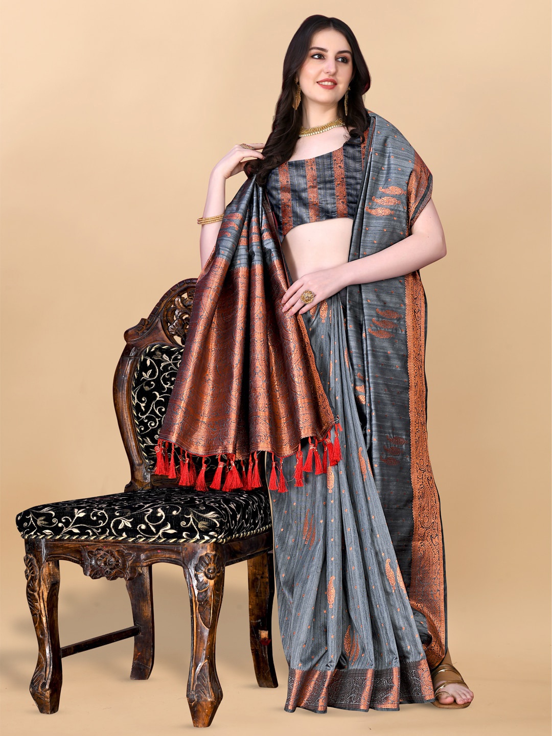 

JATRIQQ Paisley Ethnic Motifs Woven Design Zari Saree, Grey