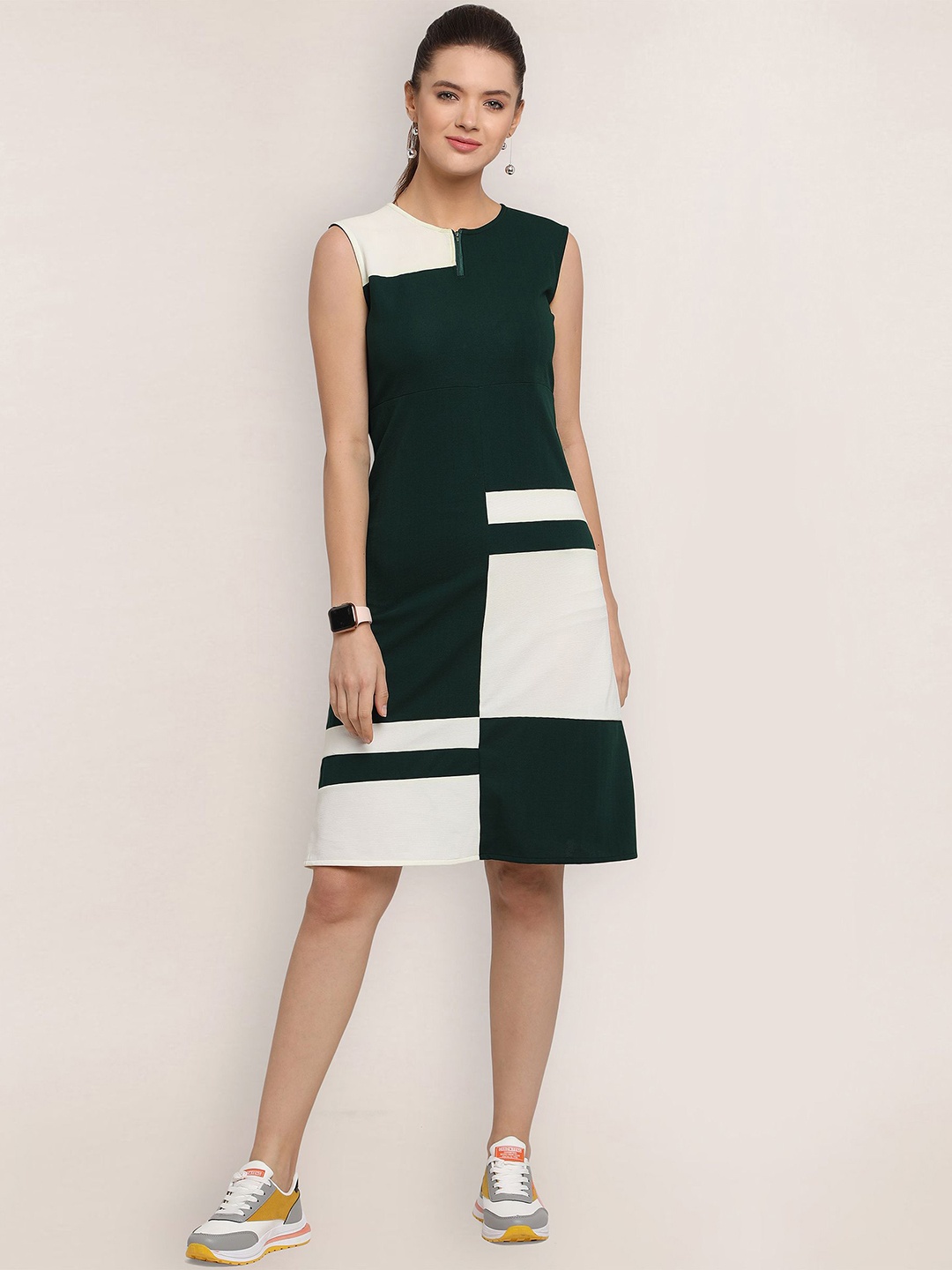 

BAESD Colourblocked Round Neck Sleeveless Sheath Dress, Green