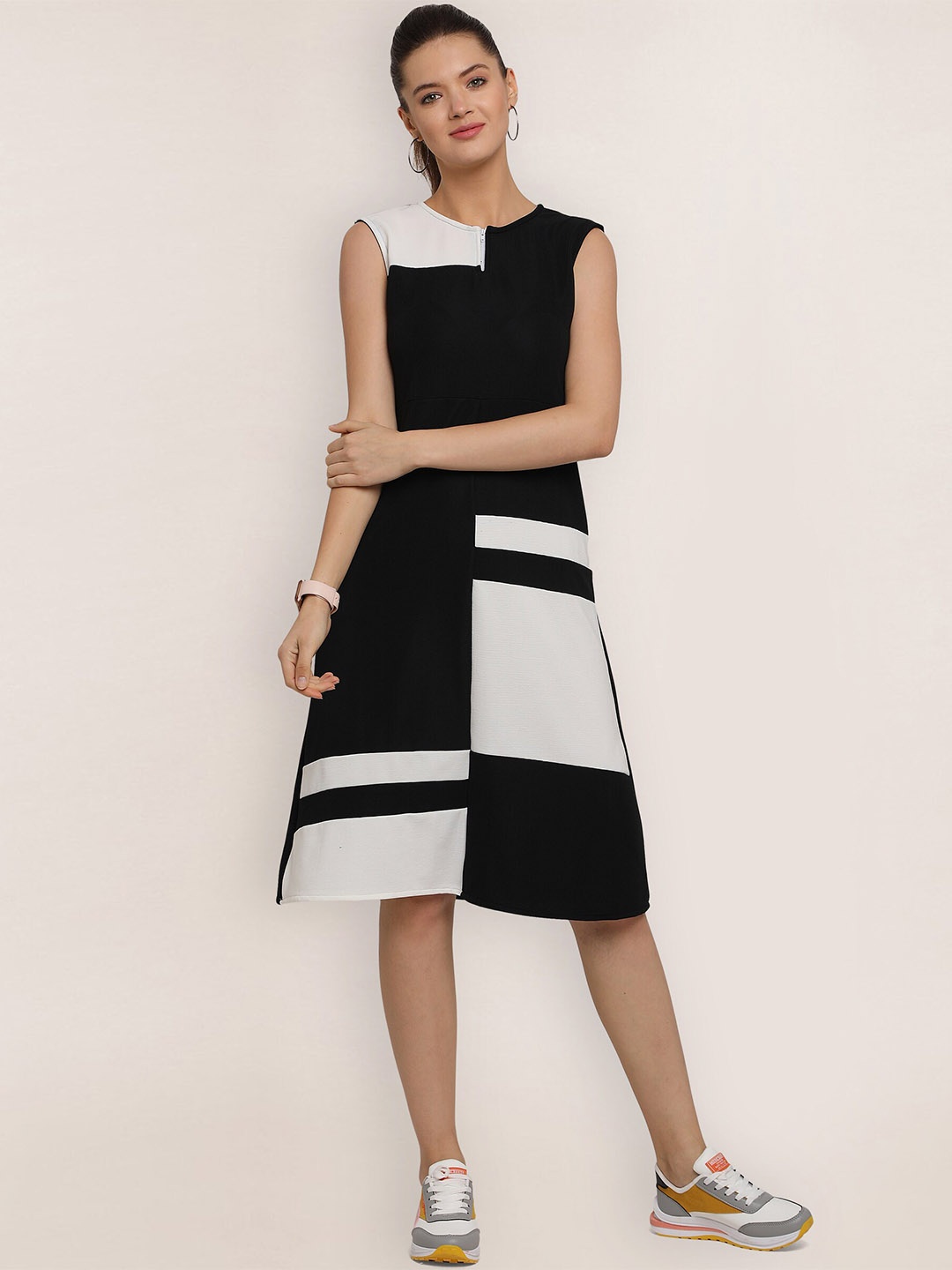 

BAESD Colourblocked Round Neck Sleeveless Sheath Dress, Black