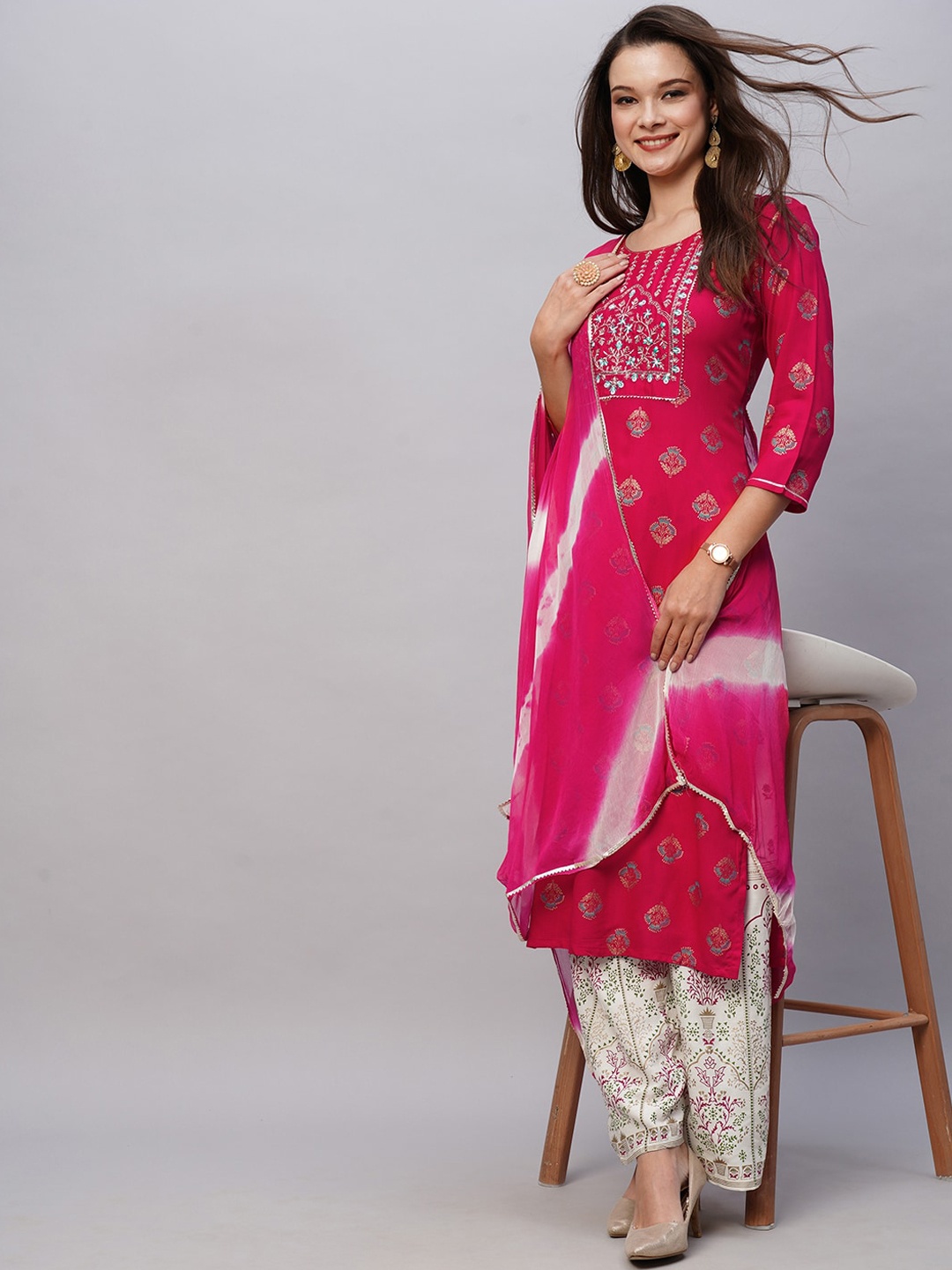 

Kiana House Of Fashion Floral Printed Regular Gotta Patti Kurta with Palazzos & With Dupatta, Pink