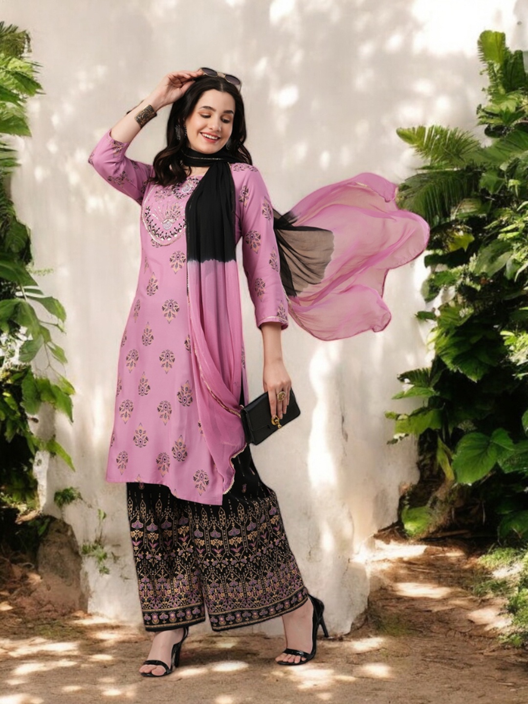 

Kiana House Of Fashion Floral Printed Regular Gotta Patti Kurta with Palazzos & With Dupatta, Pink