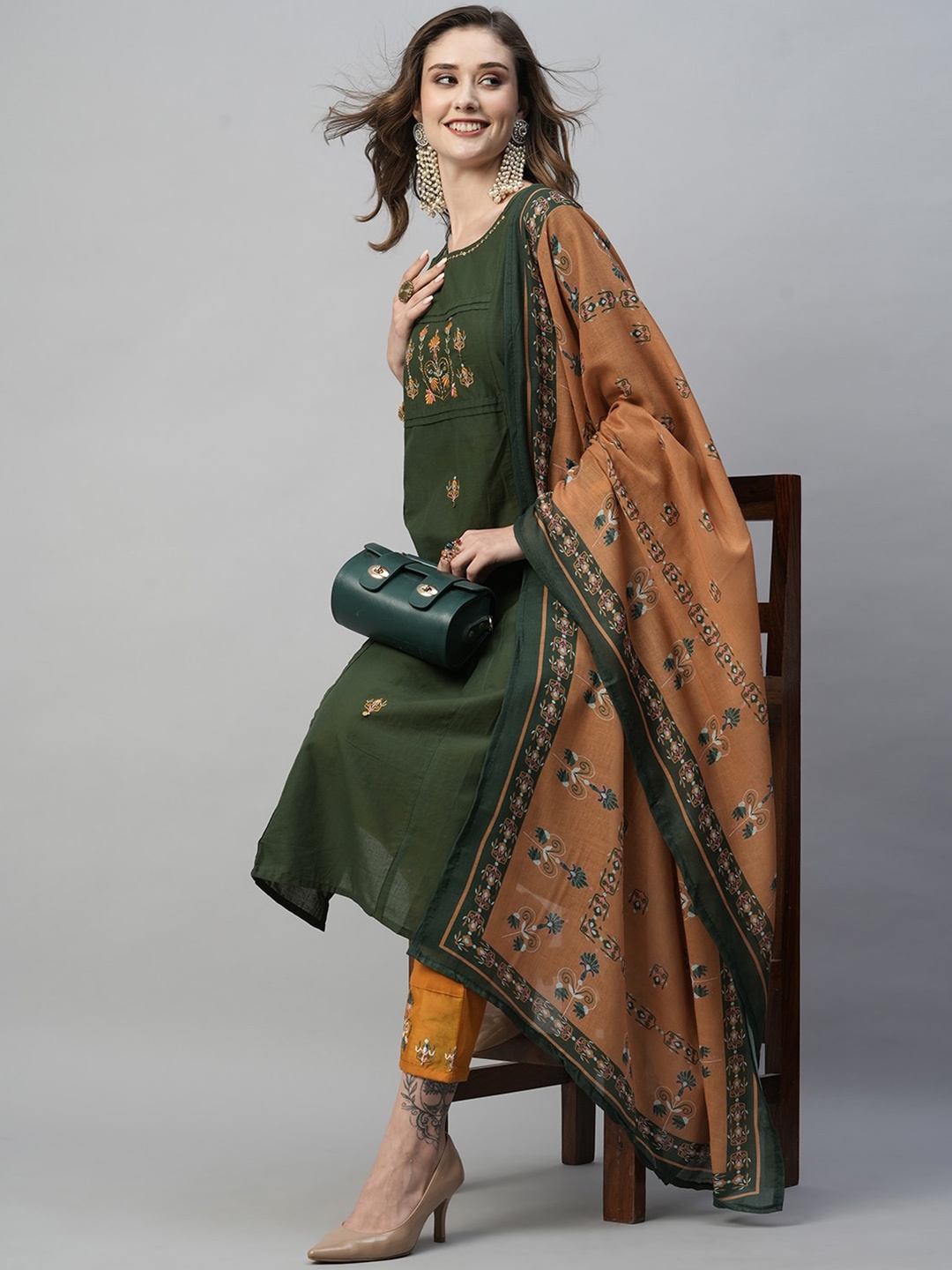 

Kiana Floral Thread Work Detail Straight Kurta & Trousers with Dupatta, Green