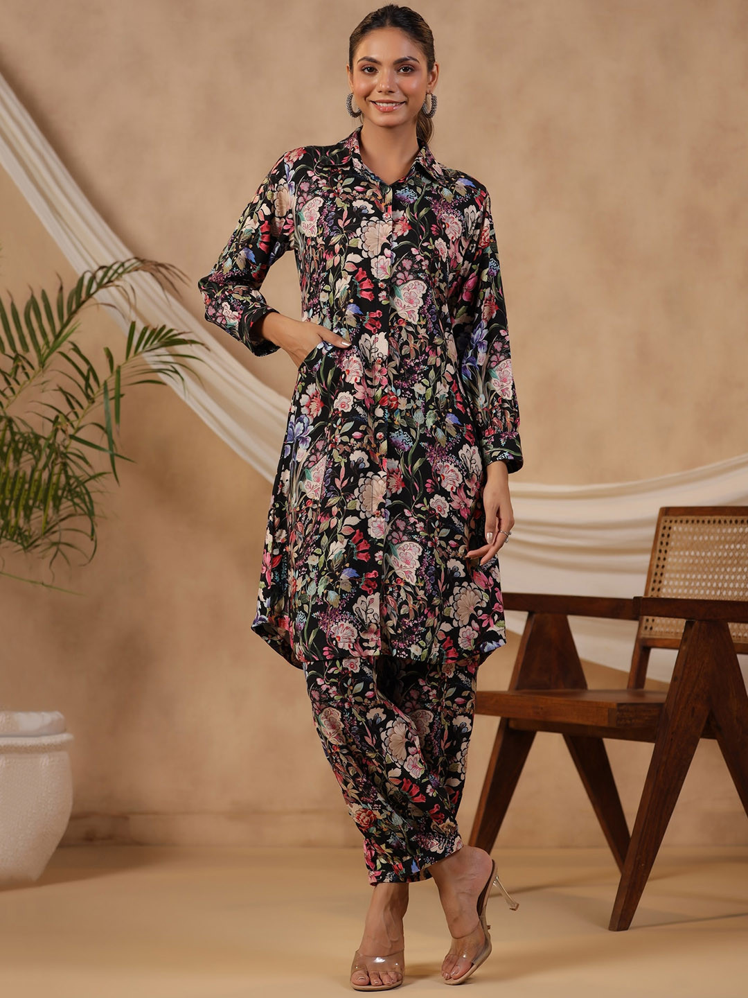 

EtnicaWear Floral Printed Top & Patiala Kurta Sets, Black