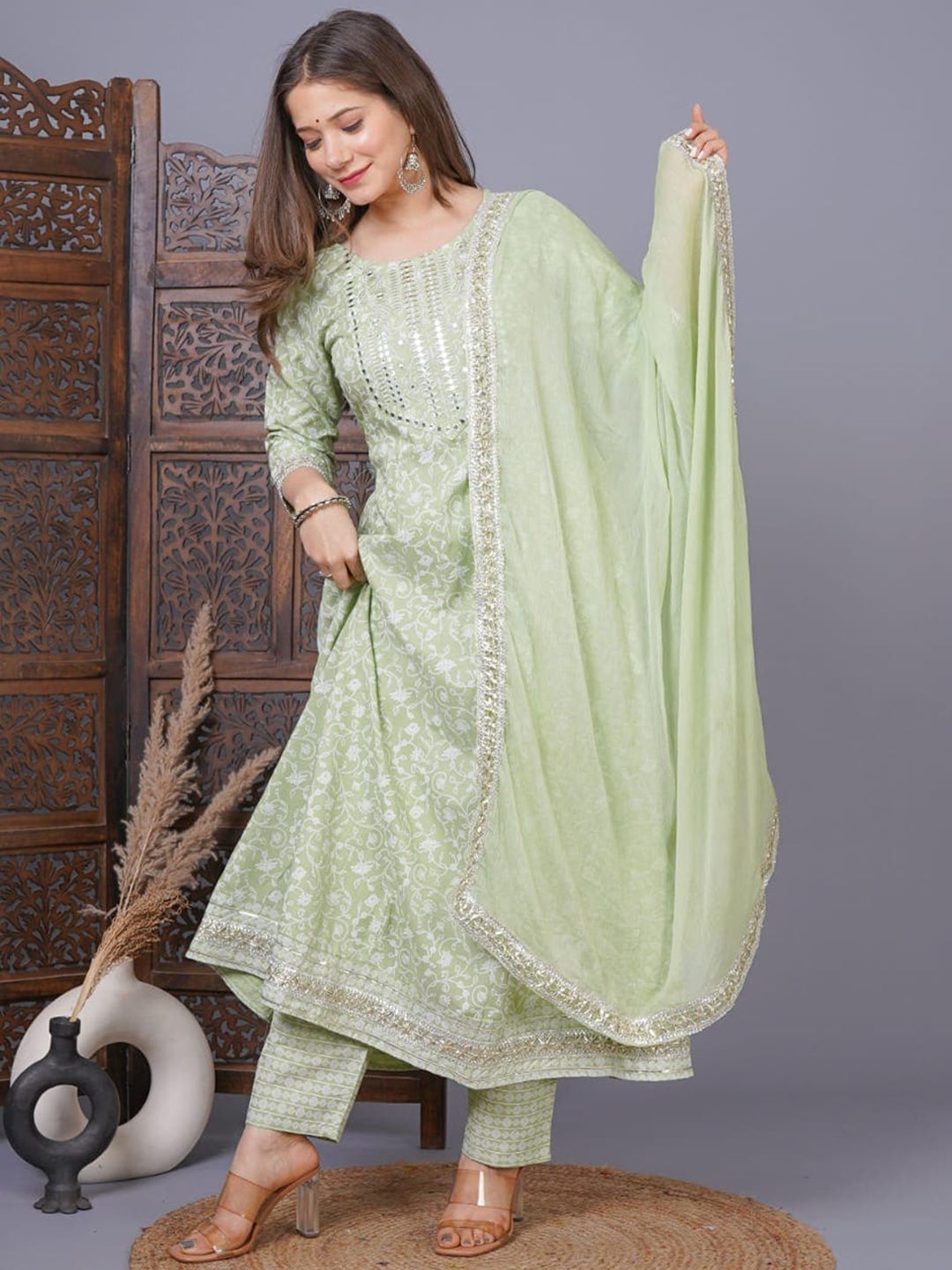 

SINGNI Floral Printed Thread Work Regular Kurta & Trousers With Dupatta, Green