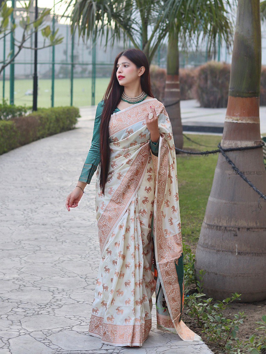 

VEERAX Ethnic Motifs Woven Design Zari Pure Silk Banarasi Saree, White