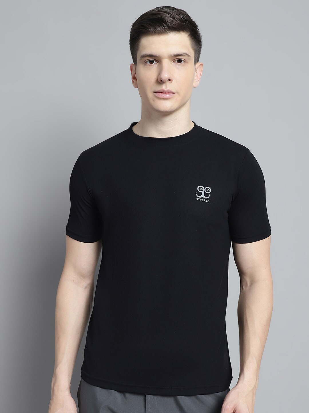 

9ty3ree Men Black & french middle red purple T-shirt