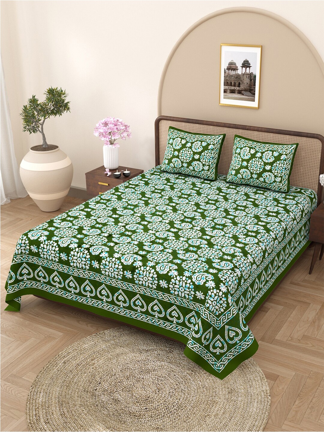 

Varde Green & White Ethnic Motifs Printed 210 TC Cotton King Bedsheet Set 2.50 m x 2.25 m