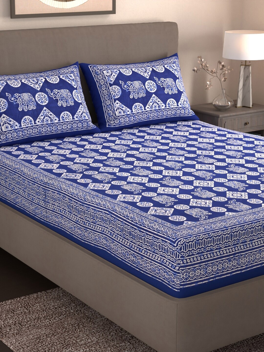 

Varde Blue & White Ethnic Motifs Printed 210 TC Cotton King Bedsheet Set 2.25 m x 2.50 m