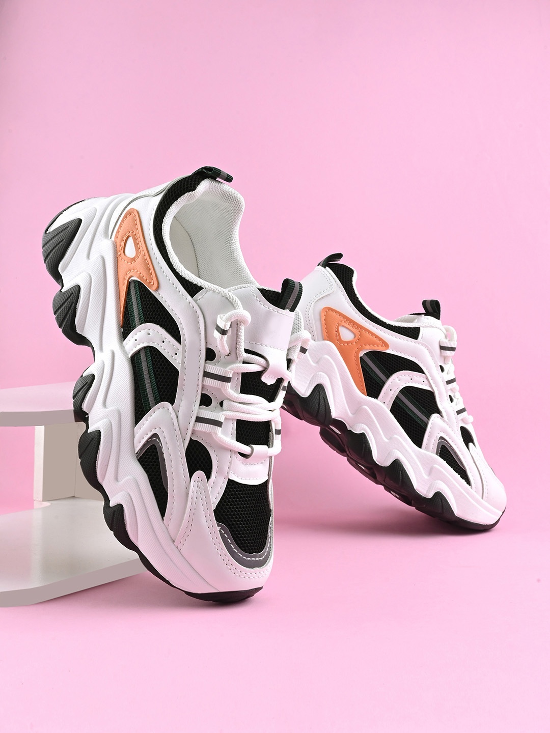 

The Roadster Lifestyle Co. Women White & Black Lace-Up Walking Shoes