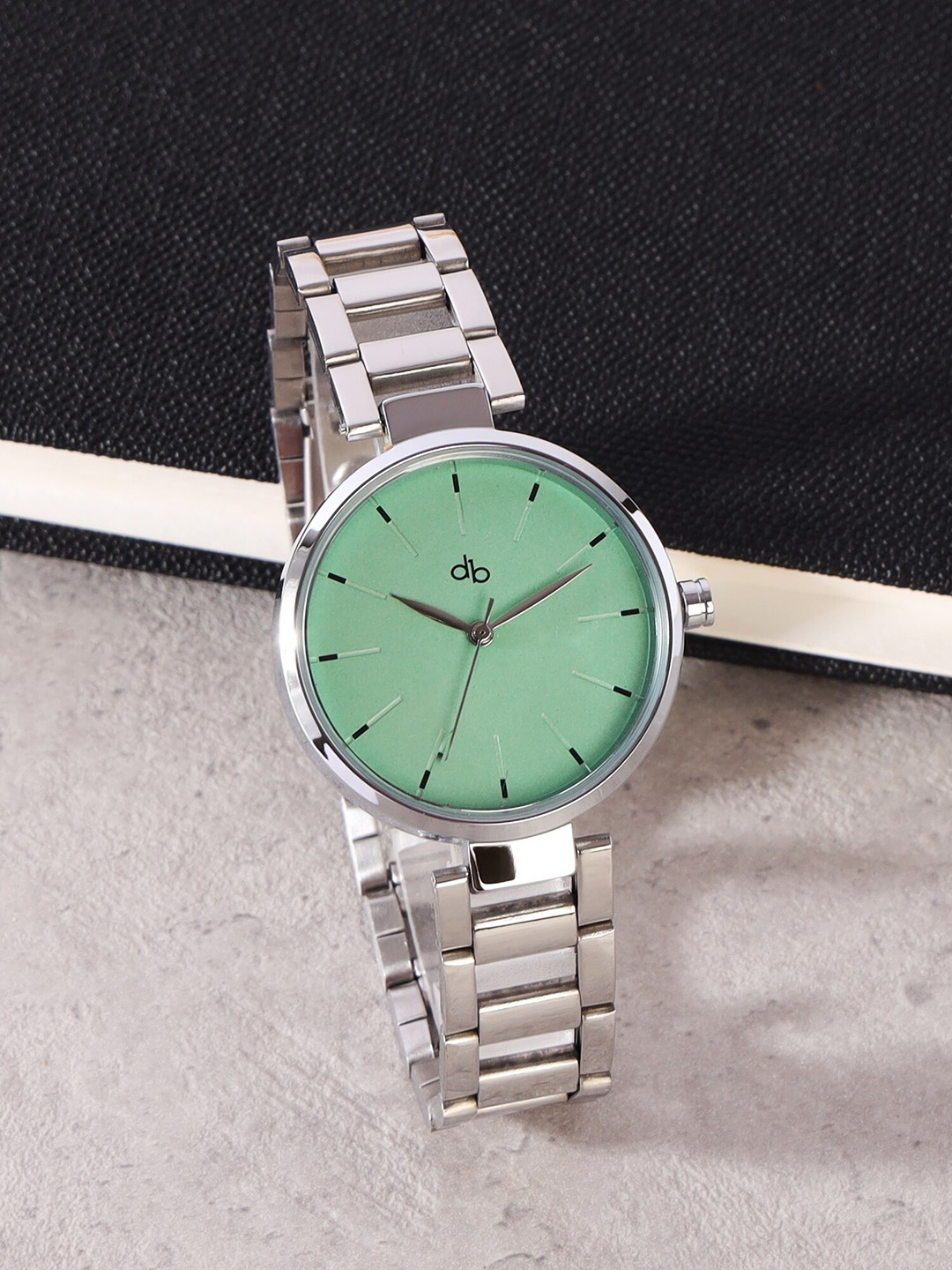 

DressBerry Women Green Dial & Silver-Toned Bracelet Style Straps Analogue Watch DB_SS23_2A