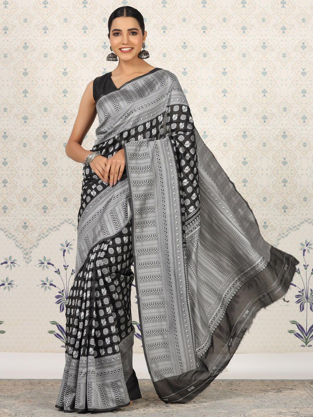 

Ode by House of Pataudi Black & Silver-Toned Ethnic Woven Design Kanjeevaram Saree