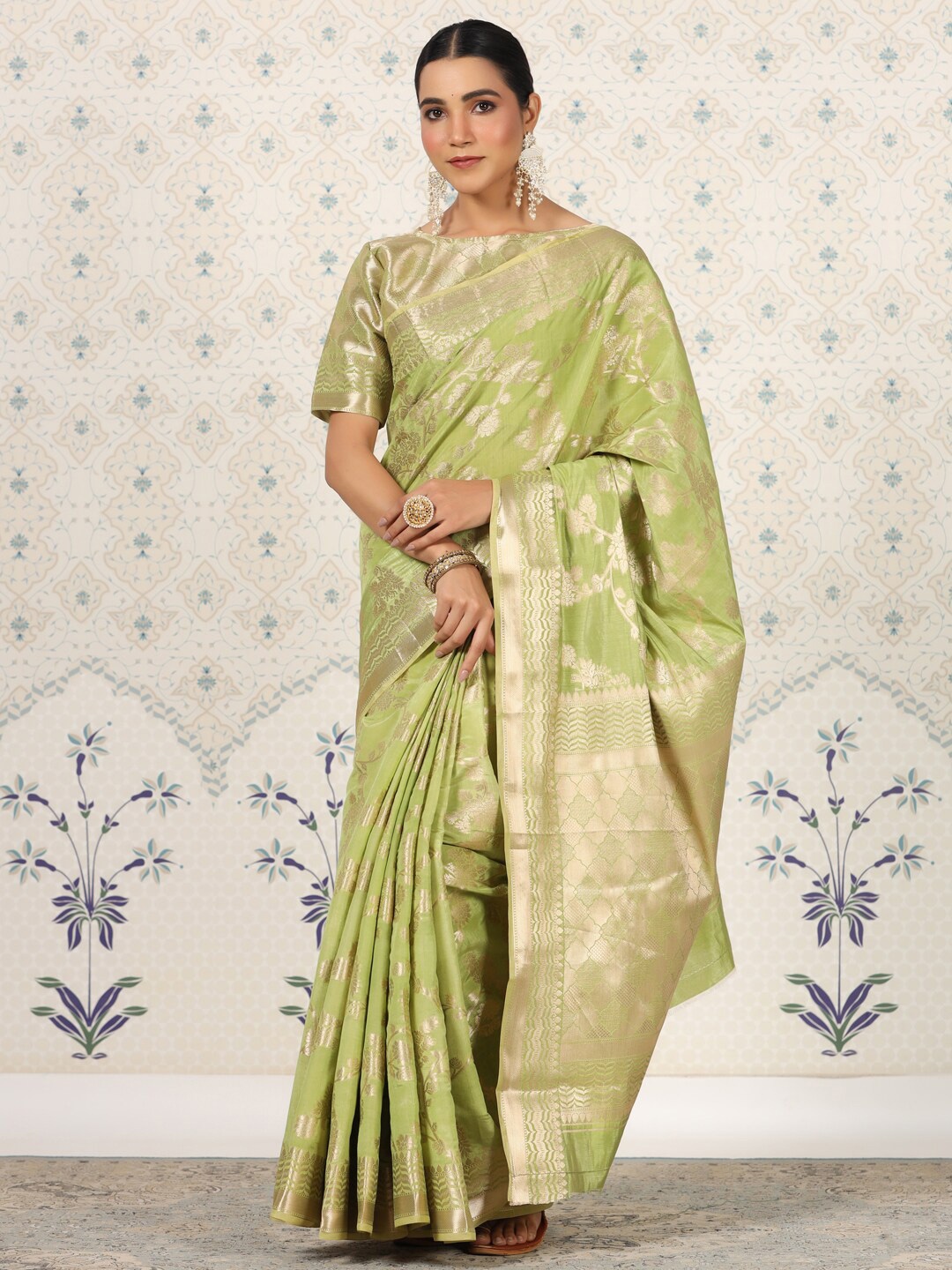 

Ode by House of Pataudi Green & Gold-Toned Floral Woven Design Zari Saree