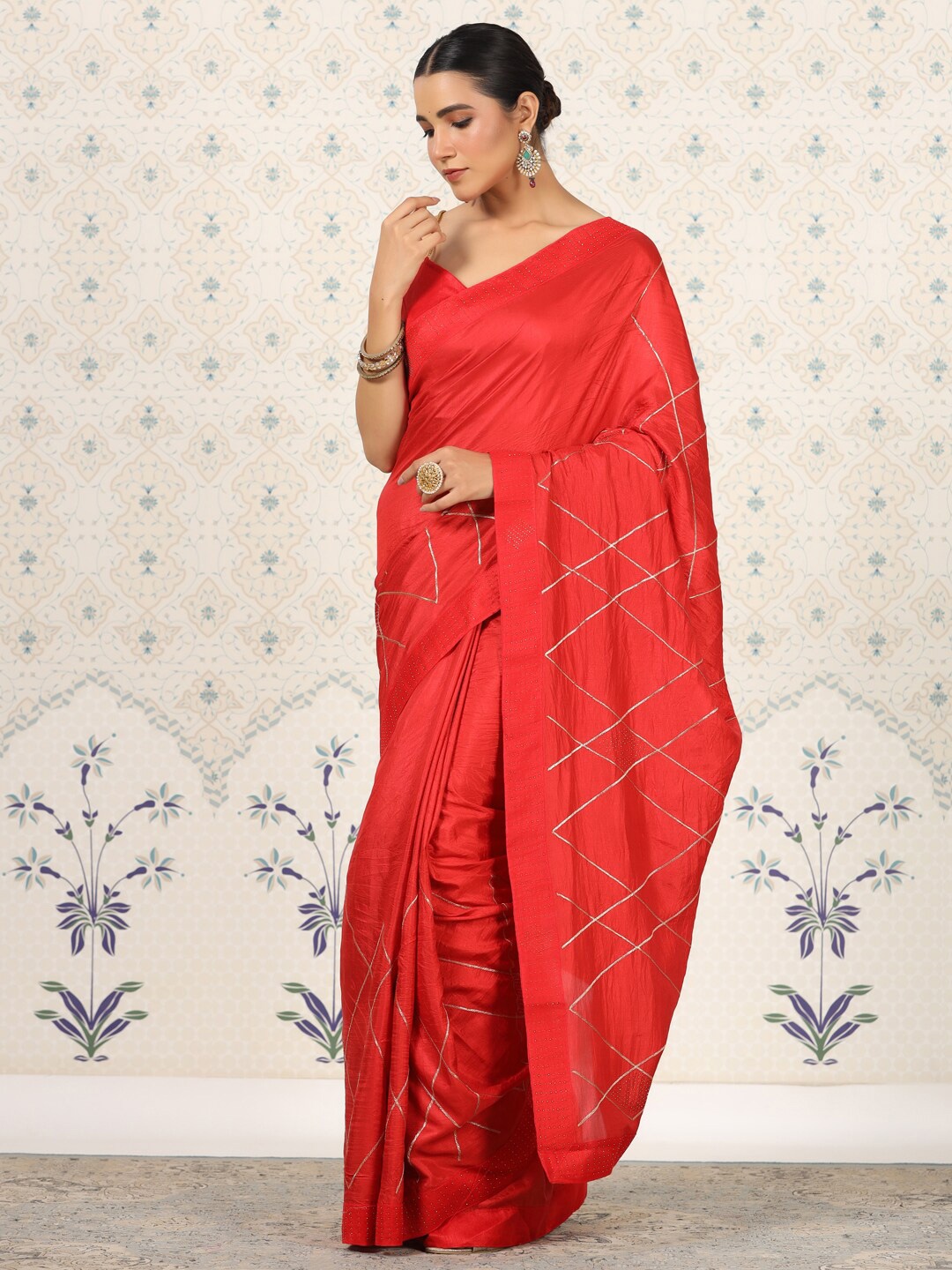 

Ode by House of Pataudi Red & Gold-Toned Geometric Woven Design Saree