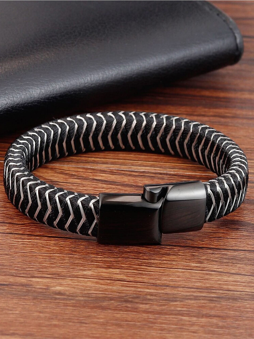 

Fashion Frill Men Leather Link Bracelet, Black