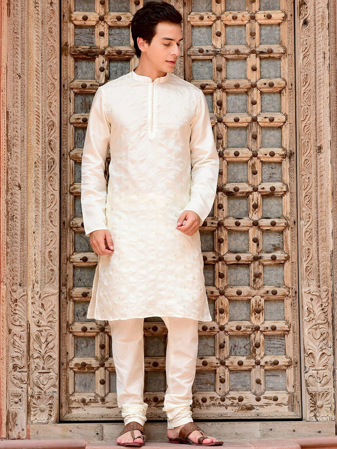 

HOUSE OF DEYANN Ethnic Motifs Embroidered Thread Work Detail Straight Kurta with Churidar, Off white