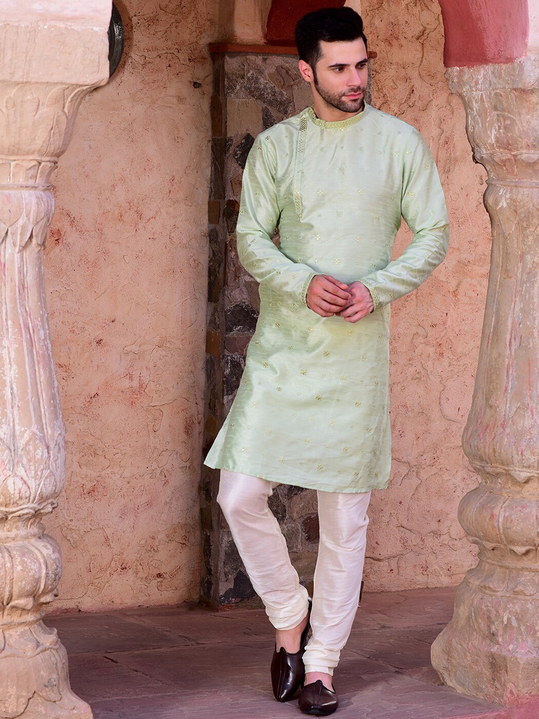 

HOUSE OF DEYANN Ethnic Motifs Embroidered Sequined Dupion Silk Kurta with Churidar, Green