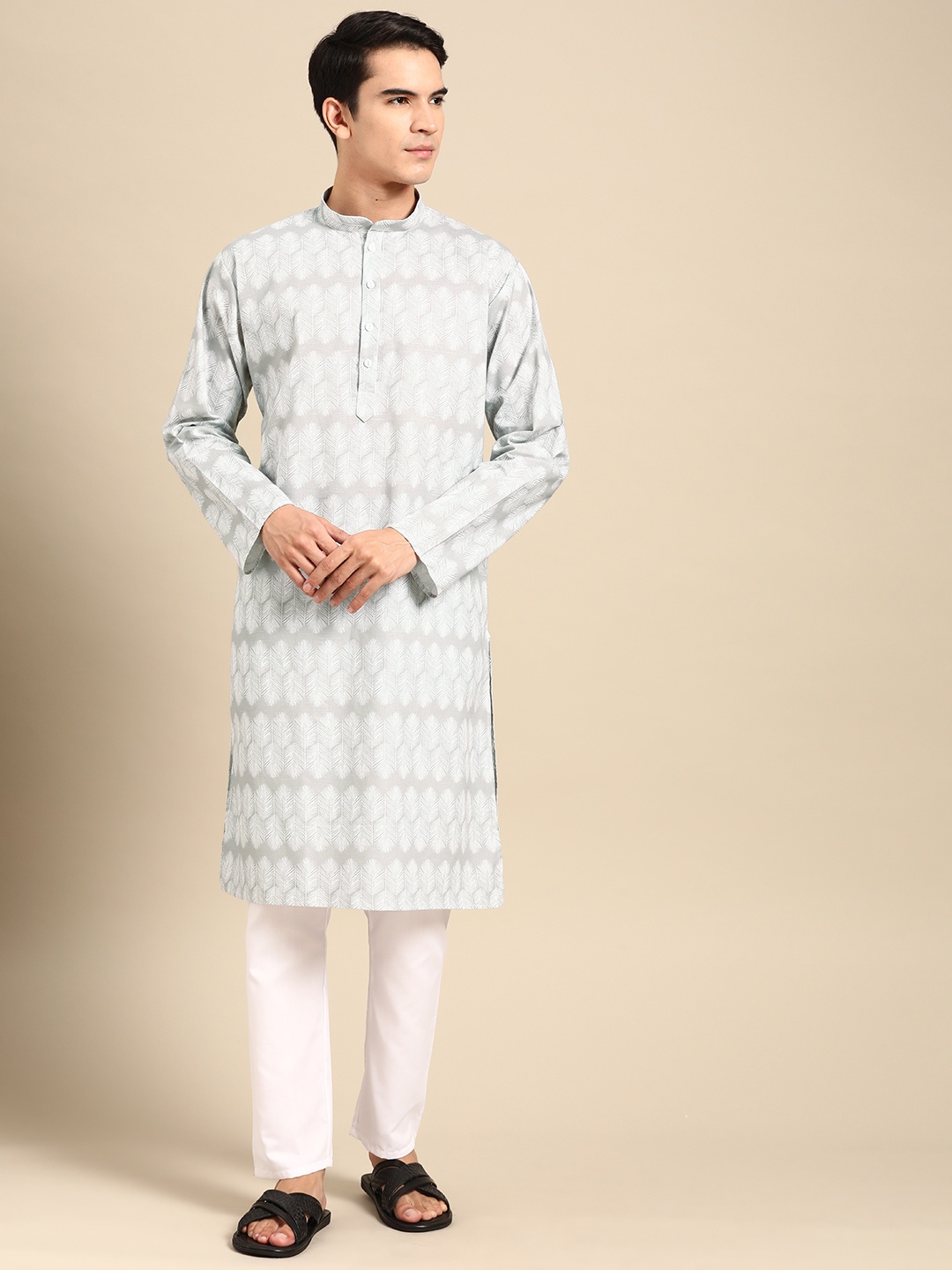 

MANQ Men Grey Floral Printed Regular Pure Cotton Kurta with Pyjamas