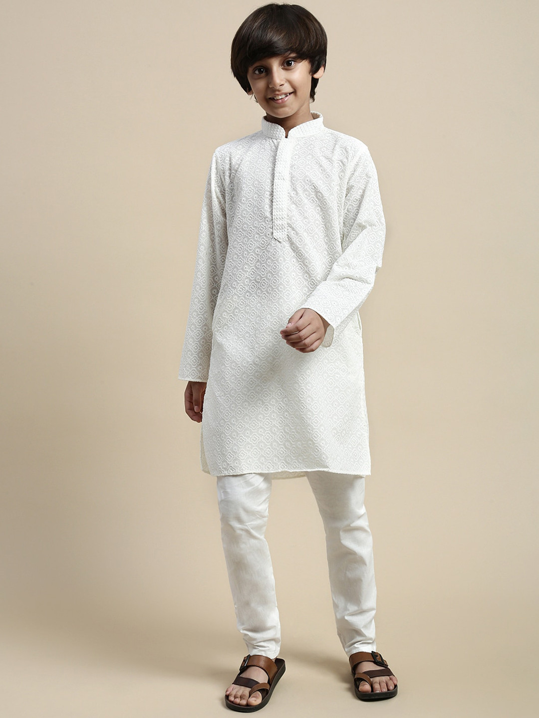 

Sanwara Boys Ethnic Motifs Embroidered Regular Chikankari Kurta With Pyjamas, White