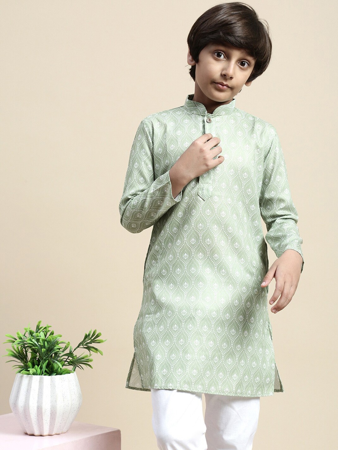 

Sanwara Boys Floral Printed Mandarin Collar Kurta with Pyjamas, Sea green