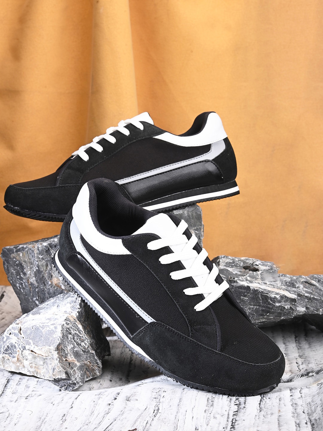 

Mast & Harbour Men Black & White Leather Padded Insole Sneakers