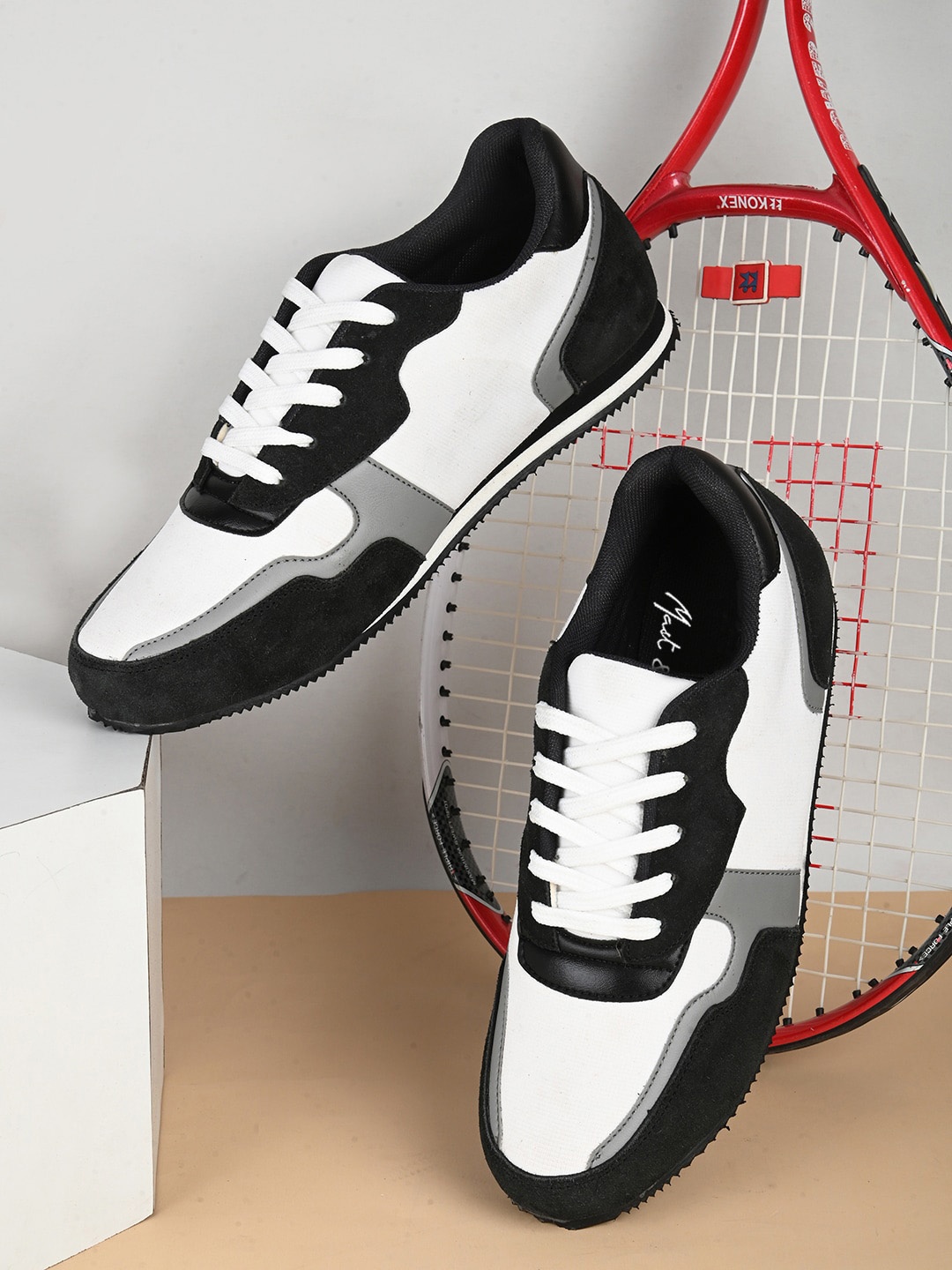 

Mast & Harbour Men White & Black Colourblocked Leather Padded Insole Sneakers